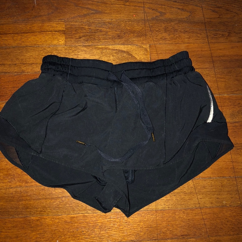 Lululemon Black Hotty Hot short 2.5